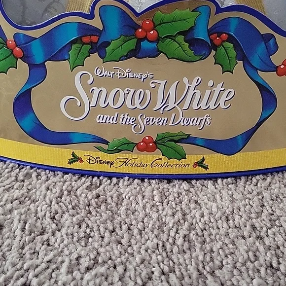 Holiday Disney Snow White Barbie - Picture 3 of 9